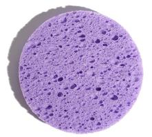 éponge de maquillage violet rond sur fond blanc isolé, vue de dessus photo