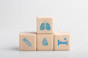 blocs de bois et signes médicaux. concept de soins de santé. photo