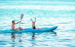 Kayak familial attrayant et sportif sur la mer ensemble photo