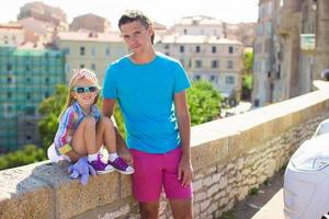 père et sa petite fille à l'extérieur dans la ville de bonifacio, corse photo