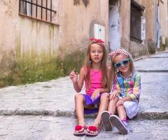 adorables petites filles à l'extérieur dans la ville européenne photo