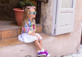 adorable petite fille à l'extérieur dans la ville européenne photo