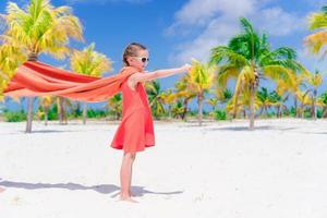 petite fille mignonne jouant au super-héros sur une plage tropicale photo