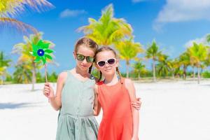 adorables petites filles pendant les vacances tropicales d'été photo