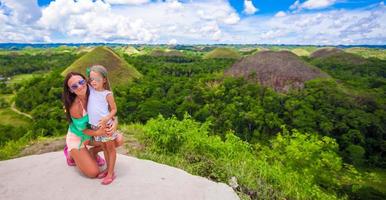 jeune maman et adorable petite fille aux collines de chocolat à bohol photo