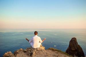 homme en plein air au bord de la falaise photo