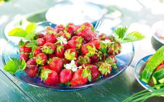 fraises maison savoureuses du jardin à l'assiette photo