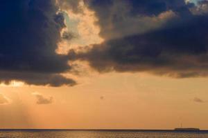 beau coucher de soleil coloré sur une île tropicale aux maldives photo