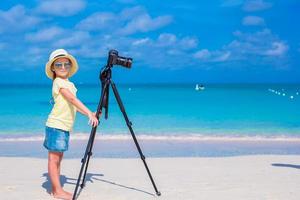 petite fille faisant une vidéo ou une photo avec un téléphone portable