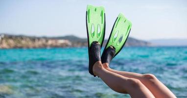 gros plan de nageoires dans l'eau turquoise photo