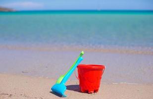 jouets de plage pour enfants d'été sur la plage de sable blanc photo