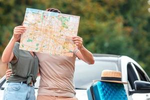 jeune couple touriste profitant des vacances d'été photo