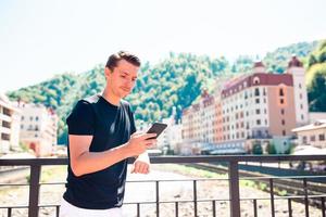 homme sur le talus d'une rivière de montagne dans une ville européenne. photo