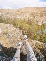 homme de tourisme en plein air au bord de la falaise photo