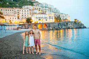 adorable petite fille au coucher du soleil dans la ville d'amalfi en italie photo