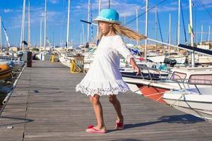 adorable petite fille s'amuser dans un port le jour de l'été photo