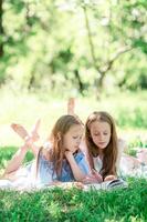 deux petits enfants en pique-nique dans le parc photo