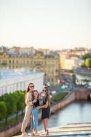 famille sur le toit avec vue sur le magnifique coucher de soleil à saint-pétersbourg en russie photo