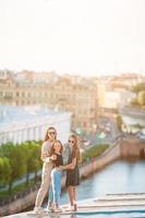 famille sur le toit avec vue sur le magnifique coucher de soleil à saint-pétersbourg en russie photo