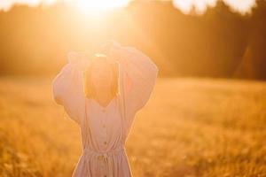 portrait de belle femme en jour d'été photo