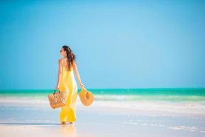 jeune femme de mode en robe verte sur la plage photo