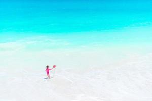 portrait d'une adorable petite fille à la plage pendant les vacances d'été photo