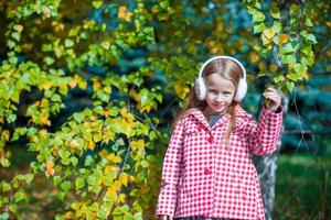 adorable petite fille à la belle journée d'automne à l'extérieur photo