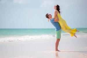 jeune famille de deux personnes sur la plage blanche pendant les vacances d'été photo