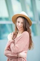 jeune femme à l'aéroport international. portrait de belle fille touristique au chapeau prêt à voler photo