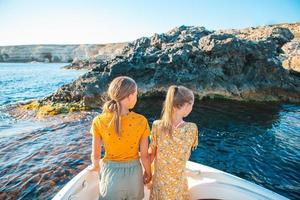 petites filles naviguant sur un bateau en pleine mer photo