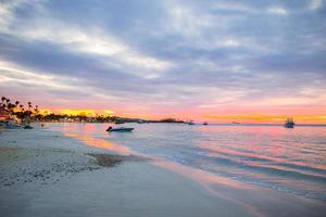 incroyable magnifique coucher de soleil sur une plage exotique des Caraïbes photo