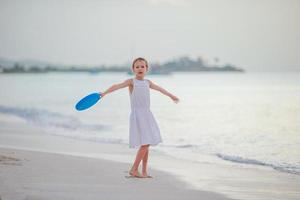 petite fille jouant sur une plage blanche tropicale photo