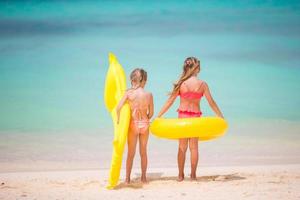 enfants s'amusant à la plage tropicale pendant les vacances d'été photo