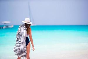 jeune femme heureuse en maillot de bain sur la plage blanche photo