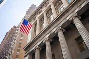 bourse de new york dans le quartier financier de manhattan. vue du bâtiment dans le ciel photo