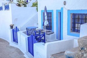 porte bleue typique avec escalier. île de santorin, grèce