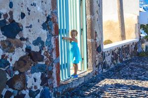 vue magnifique sur les bâtiments de la ville et la fille de santorin, grèce photo