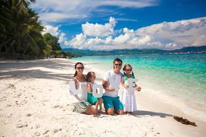 jeune famille et deux enfants avec mot amour en vacances tropicales photo