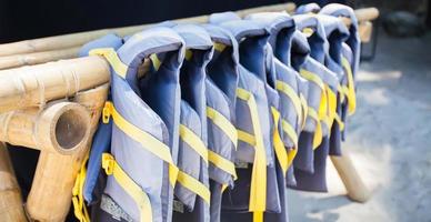 gilets de sauvetage gree sur la plage blanche photo