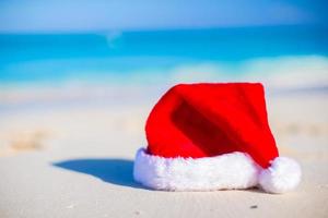 Close up santa hat sur une plage de sable blanc photo