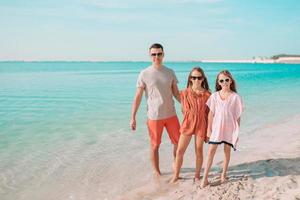 père et enfants profitant des vacances d'été à la plage photo
