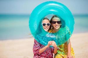 adorables petites filles pendant les vacances d'été s'amusent ensemble photo