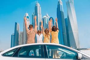 voyage en voiture d'été et jeune famille en vacances photo