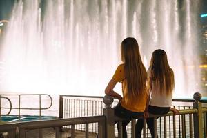 les petites filles regardent le spectacle légendaire des fontaines chantantes à dubai photo