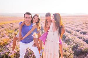 famille dans le champ de fleurs de lavande à l'aube photo