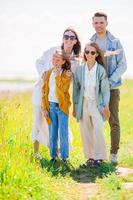 adorable famille en vacances au bord du lac photo