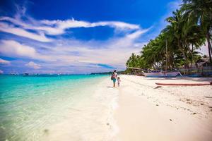 père avec fille sur la plage parfaite photo