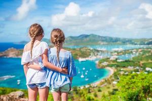petits enfants avec une belle vue célèbre. Vue sur le port anglais de Shirley Heights, Antigua, Paradise Bay sur une île tropicale dans la mer des Caraïbes photo