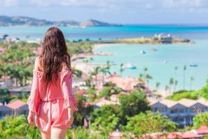 jeune femme touristique avec vue sur la baie de l'île tropicale de la mer des caraïbes photo