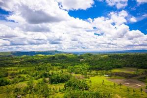 collines de chocolat vertes juteuses et colorées à bohol, philippines photo